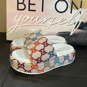 Multicolor GG linen fabric
Platform sole with rubber bottom
Mid-heel
2.2" height